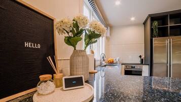 Refrigerador, cafetera y tetera, periquera y utensilios de cocina