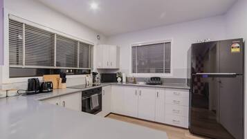 Refrigerador, microondas, horno y parrilla de estufa