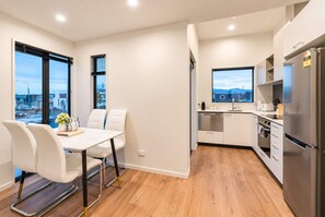 Coffee/tea maker, fridge, microwave, oven - Fitzgerald | 3BR + Parking | Sleeps 7 (Christchurch)