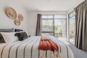 4 bedrooms, iron/ironing board, WiFi, bed sheets - Million Dollar City Views - Sleeps 10 (Christchurch)