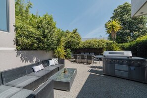 Outdoor dining - Million Dollar City Views - Sleeps 10 (Christchurch)