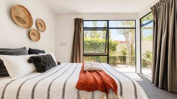 4 bedrooms, iron/ironing board, WiFi, bed sheets