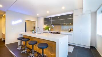 Geladeira, micro-ondas, fogão, cooktop