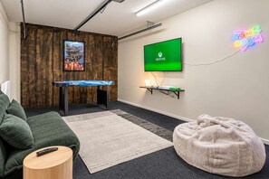 Living area - Family-Friendly 3BR | Games Room & Parking (Christchurch)