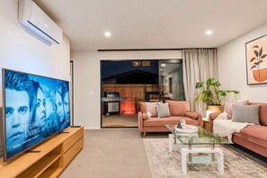 Living area - Family-Friendly 3BR | Games Room & Parking (Christchurch)