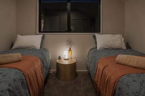 3 bedrooms, iron/ironing board, WiFi, bed sheets - Family-Friendly 3BR | Games Room & Patio (Christchurch)