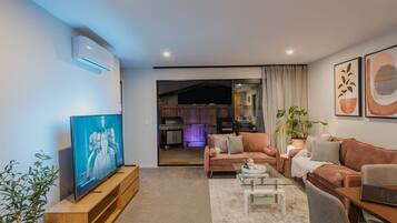 Una televisión, videojuegos