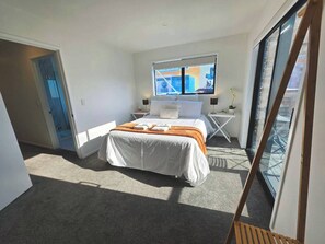 4 bedrooms, iron/ironing board, WiFi, bed sheets - The City Sanctuary Su (Christchurch)
