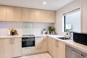 Private kitchen - CBD City Base | 4BR + 4 Baths | Sleeps 8 (Christchurch)