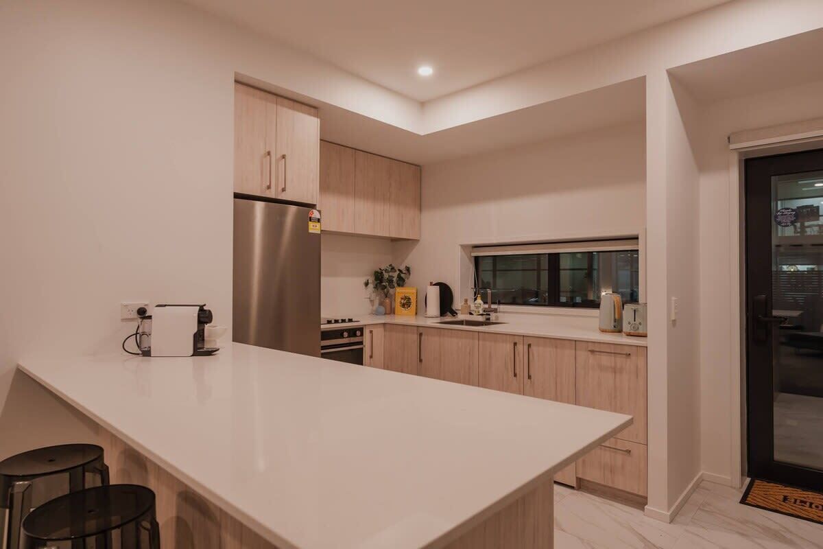 Coffee/tea maker, fridge, microwave, oven