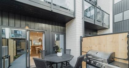 Downtown Bliss - 4-BR Retreat Amidst the Cityscape