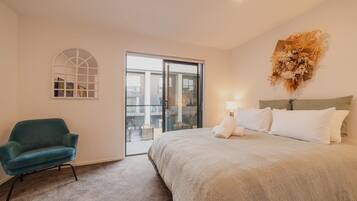 4 bedrooms, iron/ironing board, WiFi, bed sheets