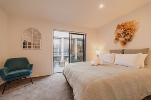 4 bedrooms, iron/ironing board, WiFi, bed sheets - Downtown Bliss - 4-BR Retreat Amidst the Cityscape (Christchurch Central City)