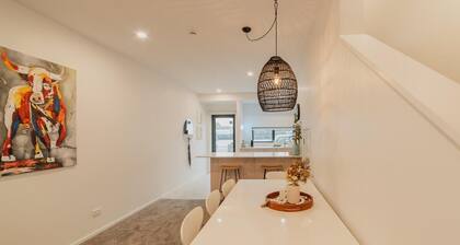 Downtown Bliss - 4-BR Retreat Amidst the Cityscape