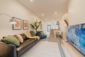 TV - Downtown Bliss - 4-BR Retreat Amidst the Cityscape (Christchurch Central City)