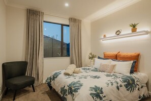3 bedrooms, iron/ironing board, WiFi, bed sheets