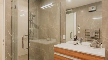 Shower, hair dryer, towels