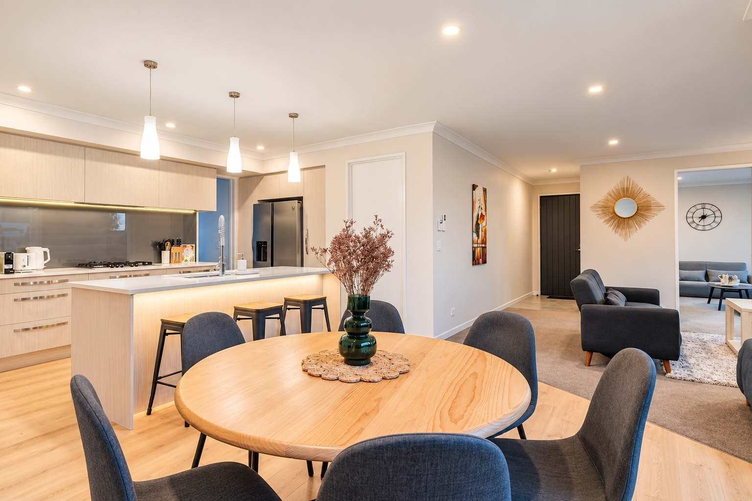 Un appartement moderne comprenant une cuisine, un coin repas et un salon.