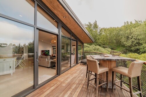 Ocean Views at Rapanui Lodge- 4BR Gem with Parking