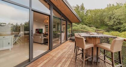 Ocean Views at Rapanui Lodge- 4BR Gem with Parking