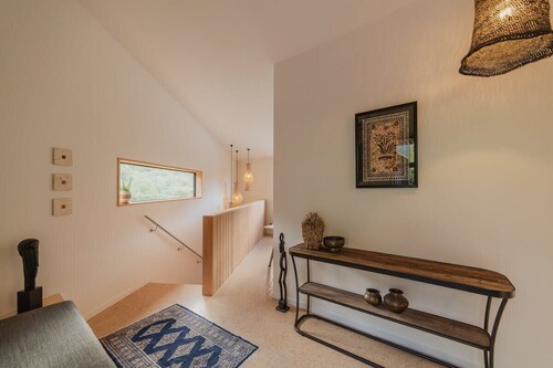 Ocean Views at Rapanui Lodge- 4BR Gem with Parking