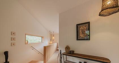 Ocean Views at Rapanui Lodge- 4BR Gem with Parking