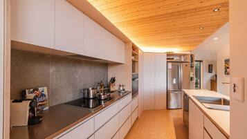 Wasserkocher mit Kaffee-/Teezubehör, Kühlschrank, Mikrowelle, Ofen