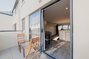 Outdoor dining - Quaint Worcester Quarters - 3BR Delight (Christchurch)