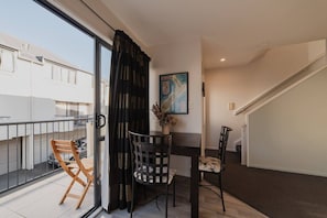 Interior - Quaint Worcester Quarters - 3BR Delight (Christchurch)