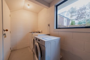 Interior - Quaint Worcester Quarters - 3BR Delight (Christchurch)