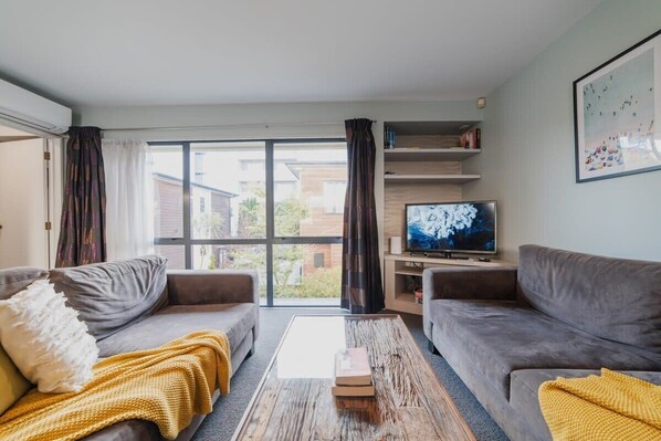 TV - Quaint Worcester Quarters - 3BR Delight (Christchurch)