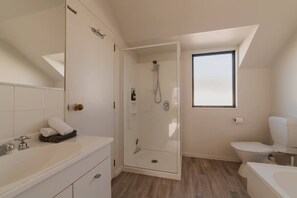 Shower, hair dryer, towels - Quaint Worcester Quarters - 3BR Delight (Christchurch)