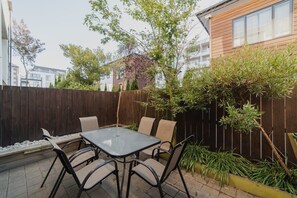Outdoor dining - Quaint Worcester Quarters - 3BR Delight (Christchurch)