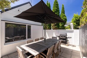 Outdoor dining - Kaleido Nook Enchanting 3BR Magic on Rugby Street (Christchurch)