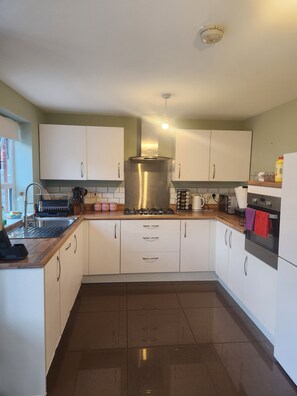 House | Private kitchen | Fridge, microwave, oven, dishwasher