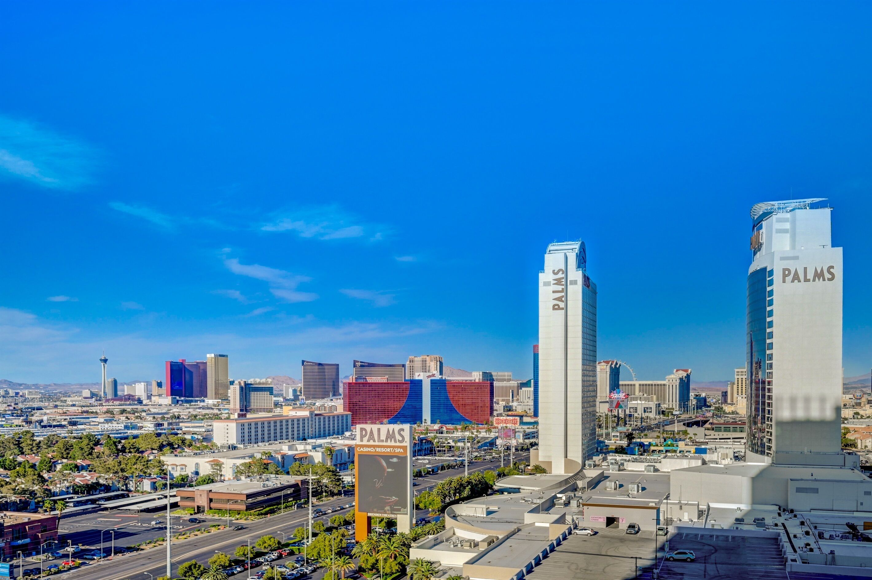 Une vue urbaine caractérisée par de nombreux gratte-ciel, dont un casino appelé « Palms ».