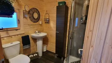 Cabin | Bathroom | Shower, hair dryer, towels