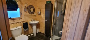 Cabin | Bathroom | Shower, hair dryer, towels