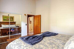 3 habitaciones, escritorio y tabla de planchar con plancha