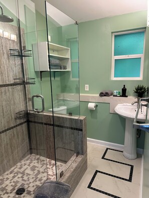 Douche, sèche-cheveux, serviettes fournies, savon