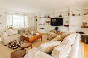 Smart TV, fireplace, books, stereo - COUNTRY RETREAT WITH POOL 10 MN FROM KENT CT  (Kent)