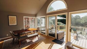 Smart TV, fireplace, books, stereo