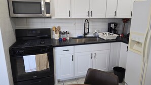 Wasserkocher mit Kaffee-/Teezubehör, Kühlschrank, Mikrowelle, Ofen
