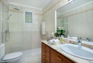 Doccia, asciugacapelli, asciugamani