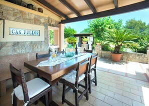 Outdoor dining - Charming Country Villa, A/C, Private Pool, BBQ & Summer Kitchen - 5mins from Old Town Pollenca! (Pollença)