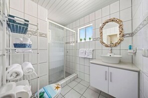 Dusch, handdukar, tvål och schampo