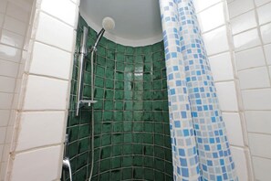 Hårføner og håndklær