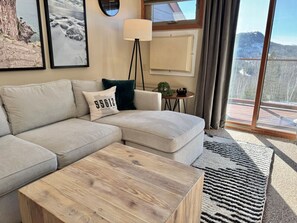 TV connectée, cheminée, lecteur de DVD, table de tennis de table