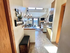 Una Smart TV, una chimenea, un reproductor de DVD