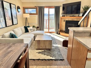 Una Smart TV, una chimenea, un reproductor de DVD